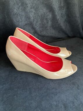 CL by Chinese Laundry Nolita cream nude patent leather peep-toe wedge heels 9.5